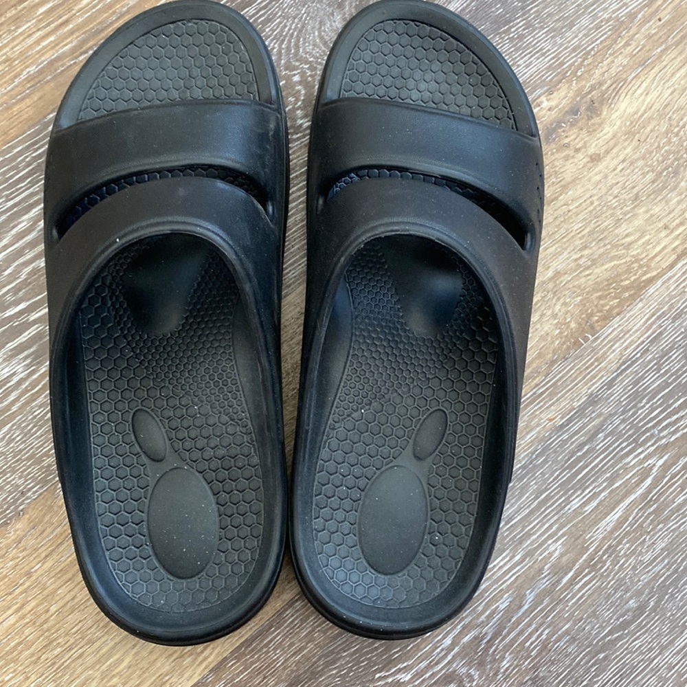 Like new Oudizz rubber sandals. Very comportable